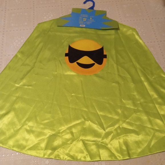🆕 Super Emoji Expressions Reversible Cape with Mask, Kid's OSFM, New - Picture 5 of 6